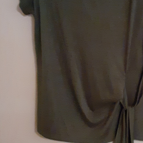 Soft light weight crewneck tshirt with - Picture 2 of 2